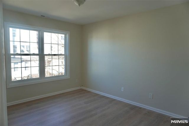 399 6th Street, Newark, NJ 07103