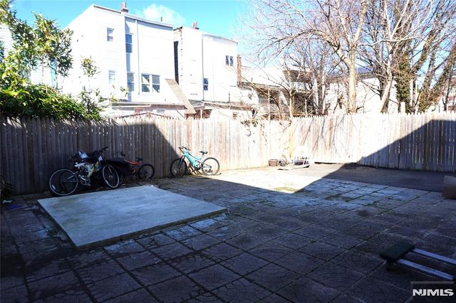 399 6th Street, Newark, NJ 07103