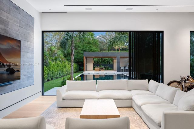 7051 SW 69th Ave, South Miami, FL 33143