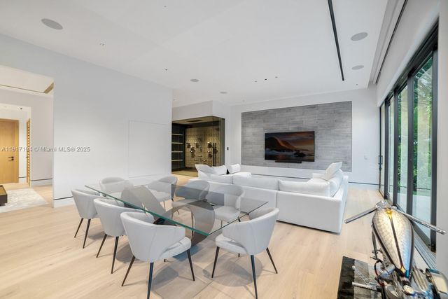 7051 SW 69th Ave, South Miami, FL 33143