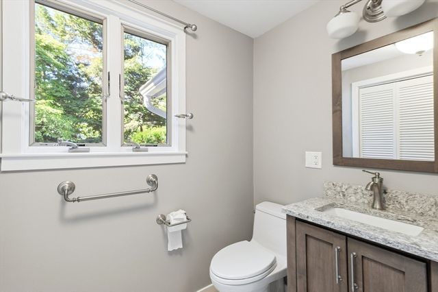 89 Poquanticut Ave, Easton, MA 02356