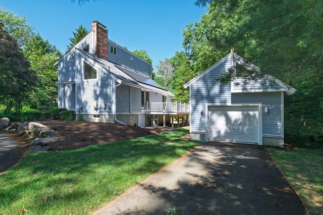 89 Poquanticut Ave, Easton, MA 02356