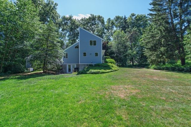 89 Poquanticut Ave, Easton, MA 02356