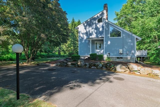 89 Poquanticut Ave, Easton, MA 02356