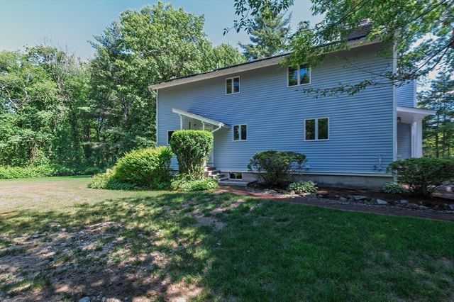 89 Poquanticut Ave, Easton, MA 02356