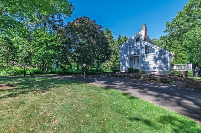 89 Poquanticut Ave, Easton, MA 02356