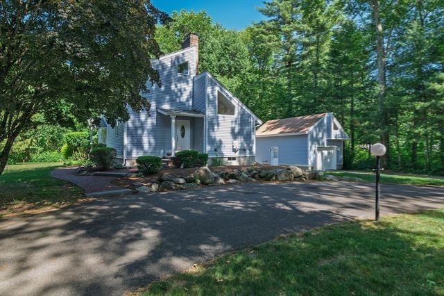 89 Poquanticut Ave, Easton, MA 02356