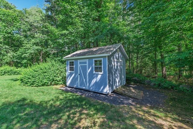 89 Poquanticut Ave, Easton, MA 02356