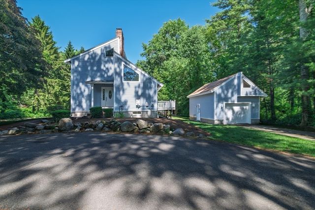 89 Poquanticut Ave, Easton, MA 02356