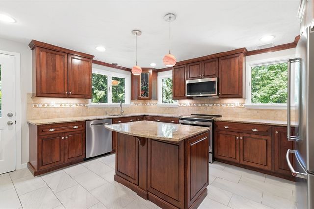 89 Poquanticut Ave, Easton, MA 02356