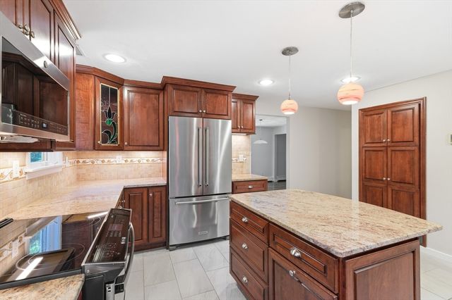 89 Poquanticut Ave, Easton, MA 02356