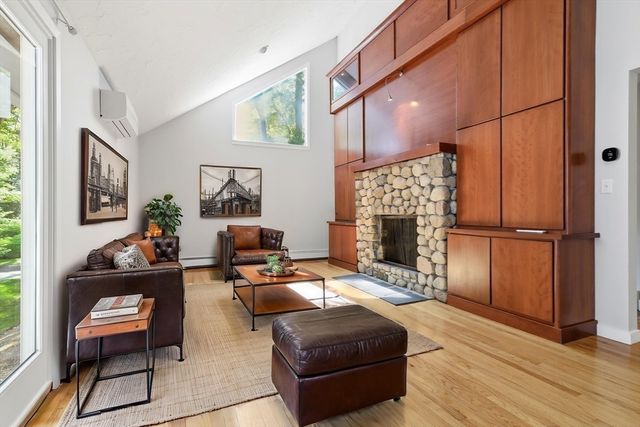 89 Poquanticut Ave, Easton, MA 02356