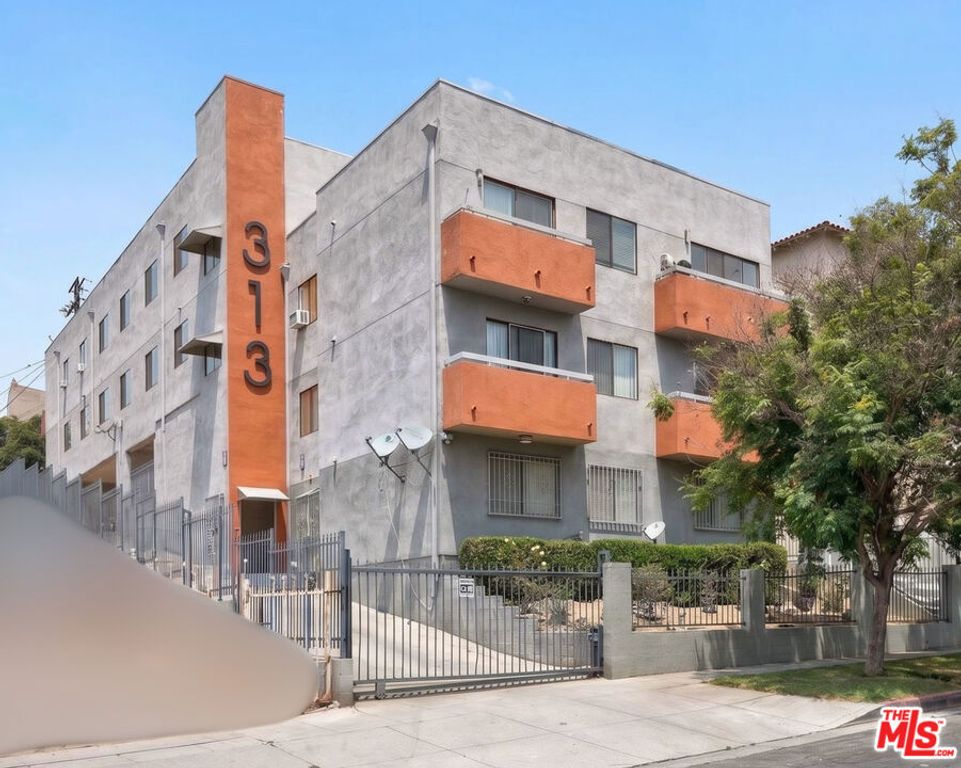 Image 1 of property listing at 313 N Alexandria Avenue, Los Angeles, CA 90004
