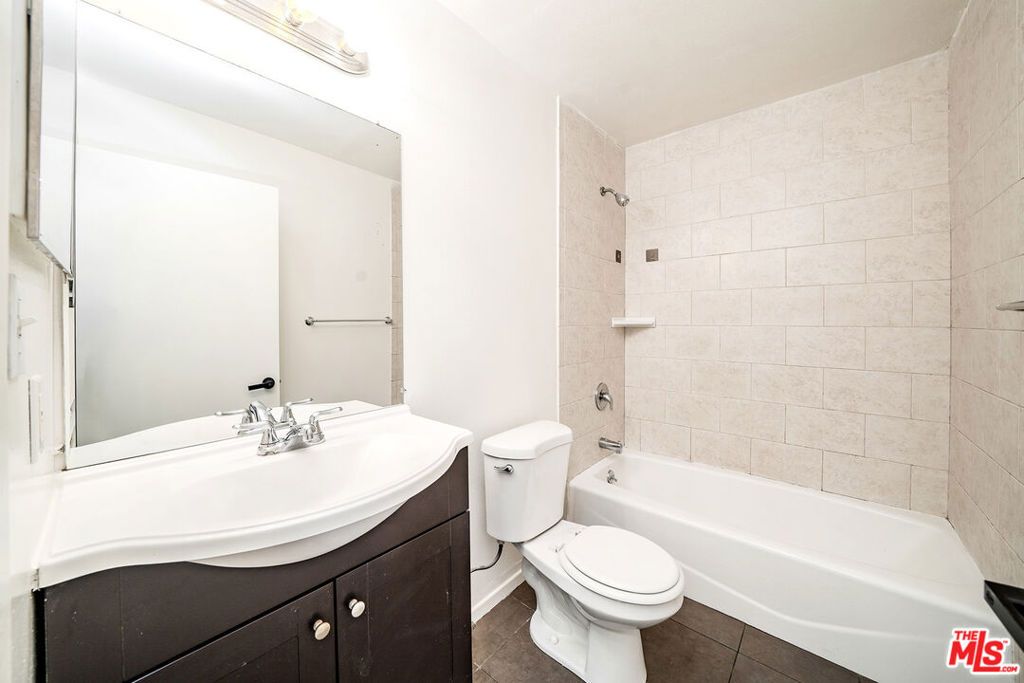 Image 10 of property listing at 313 N Alexandria Avenue, Los Angeles, CA 90004