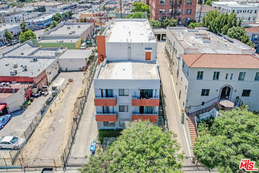 Image 16 of property listing at 313 N Alexandria Avenue, Los Angeles, CA 90004