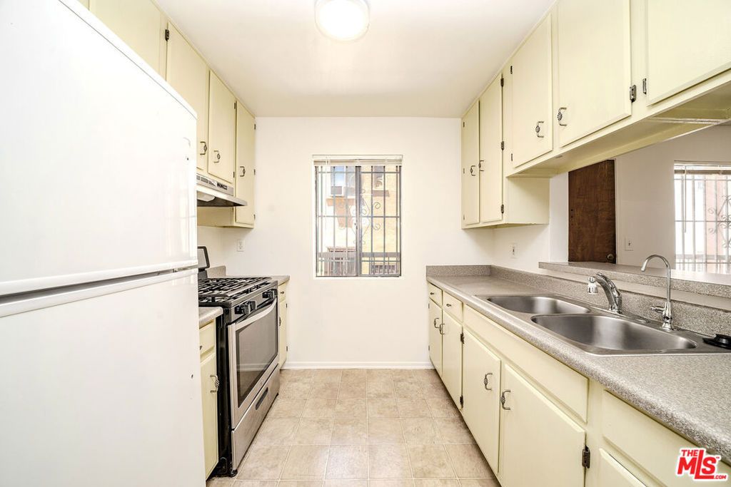 Image 6 of property listing at 313 N Alexandria Avenue, Los Angeles, CA 90004