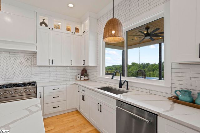 6850 Mountain View Road, Taylors, SC 28687