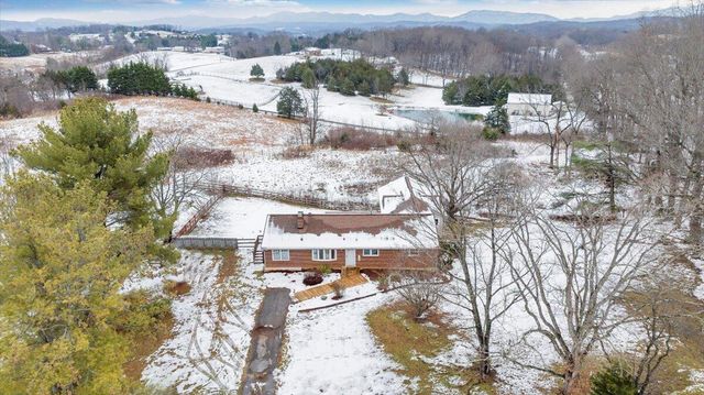 1996 Shavers Farm RD, Fincastle, VA 24090