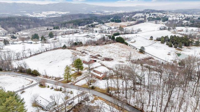 1996 Shavers Farm RD, Fincastle, VA 24090