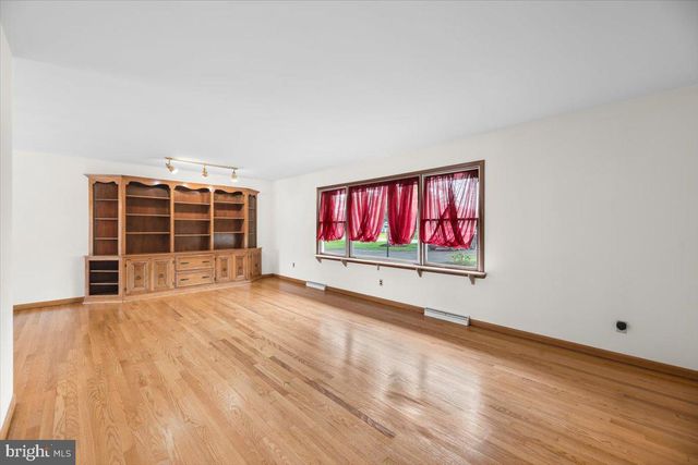 806 LAMBS RD, Mullica Hill, NJ 08062