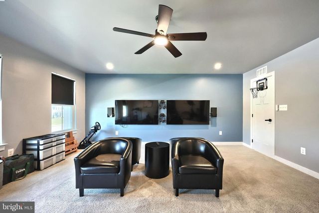 14 WINIFRED DR, Hanover, PA 17331