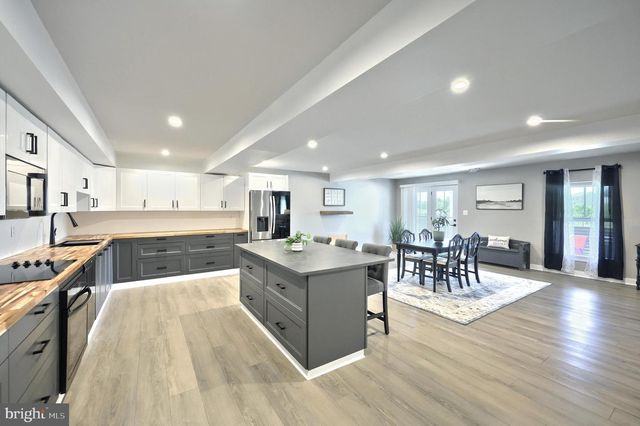 14 WINIFRED DR, Hanover, PA 17331