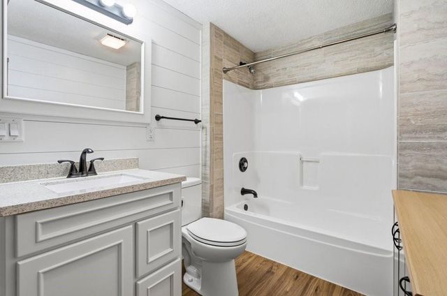1930 Meadow Lane, Eau Claire, WI 54701