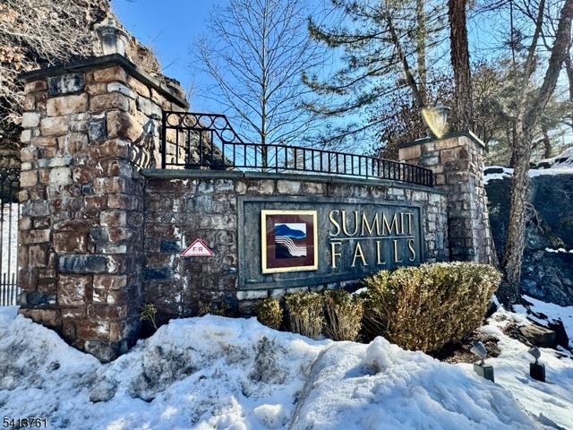 263 Ridge Dr, Pompton Lakes Boro, NJ 07442