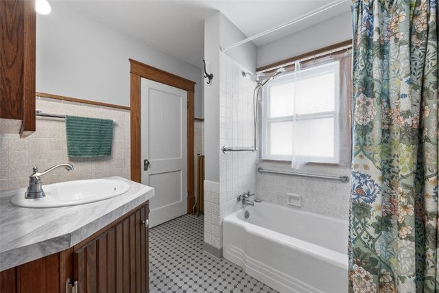 1830 Grande Avenue SE, Cedar Rapids, IA 52403