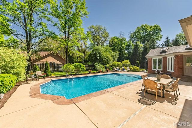 416 Hibler Woods Court, Creve Coeur, MO 63141