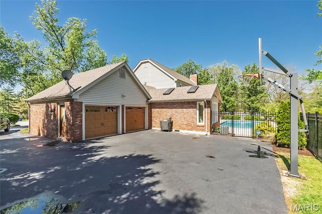 416 Hibler Woods Court, Creve Coeur, MO 63141