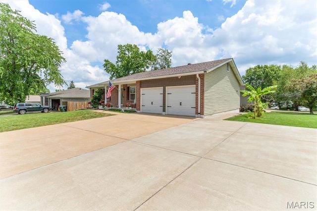 1308 Cave Springs Estate Drive, St Peters, MO 63376