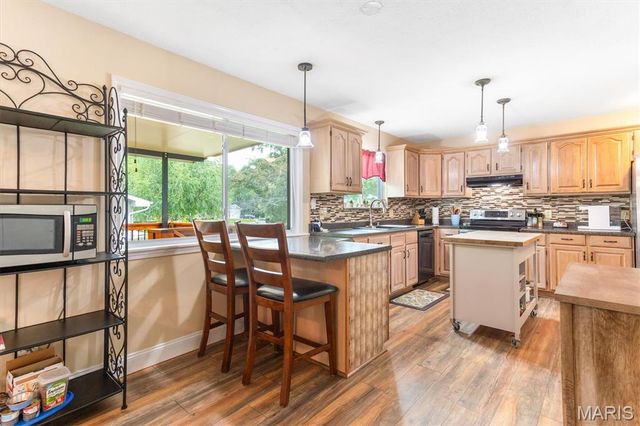 1308 Cave Springs Estate Drive, St Peters, MO 63376