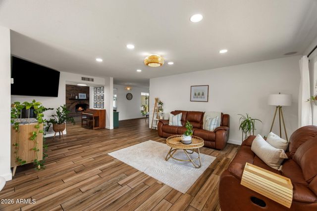 525 W WILLOW Avenue, Phoenix, AZ 85029