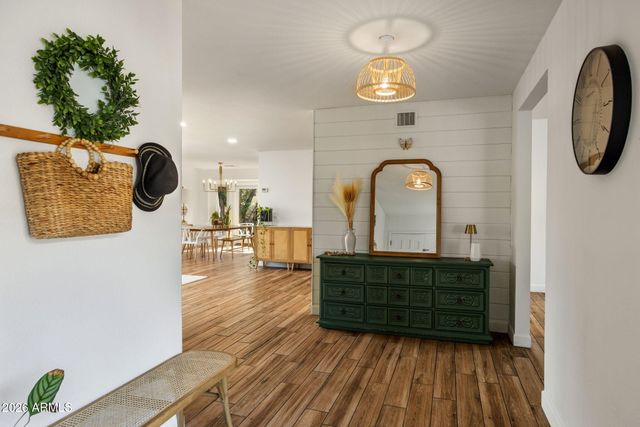 525 W WILLOW Avenue, Phoenix, AZ 85029