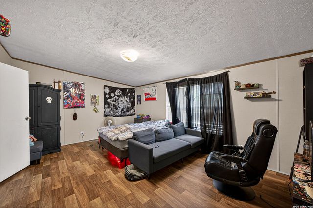 106 County Road 2672, Devine, TX 78016