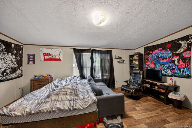 106 County Road 2672, Devine, TX 78016