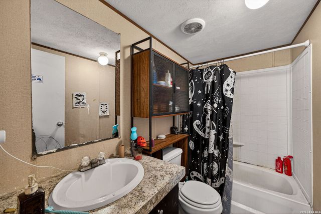 106 County Road 2672, Devine, TX 78016