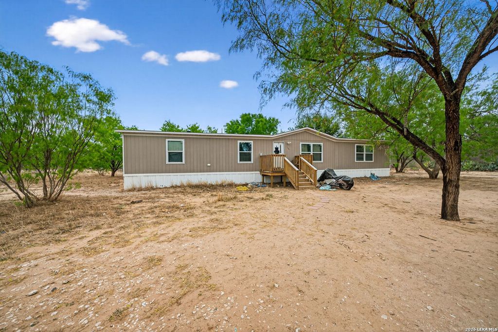 106 County Road 2672, Devine, TX 78016