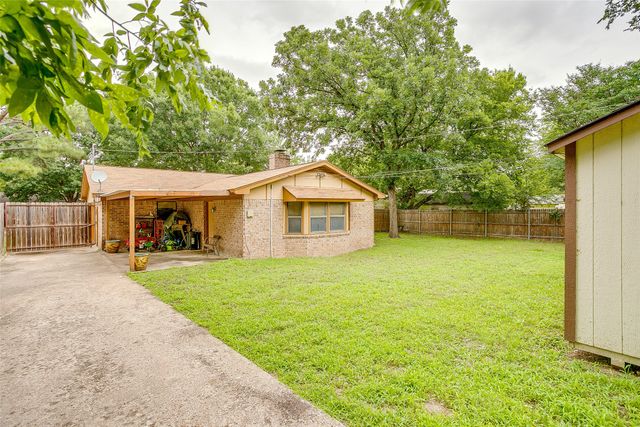 721 NW Wood Street, Burleson, TX 76028