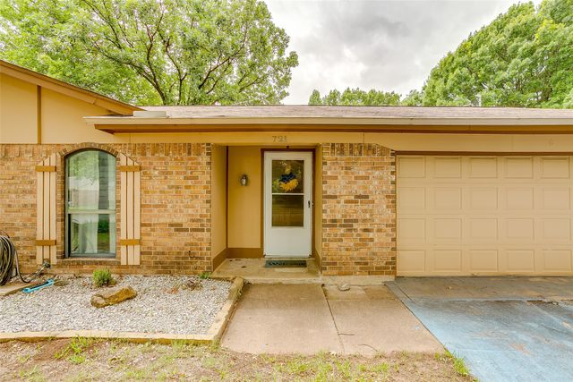721 NW Wood Street, Burleson, TX 76028