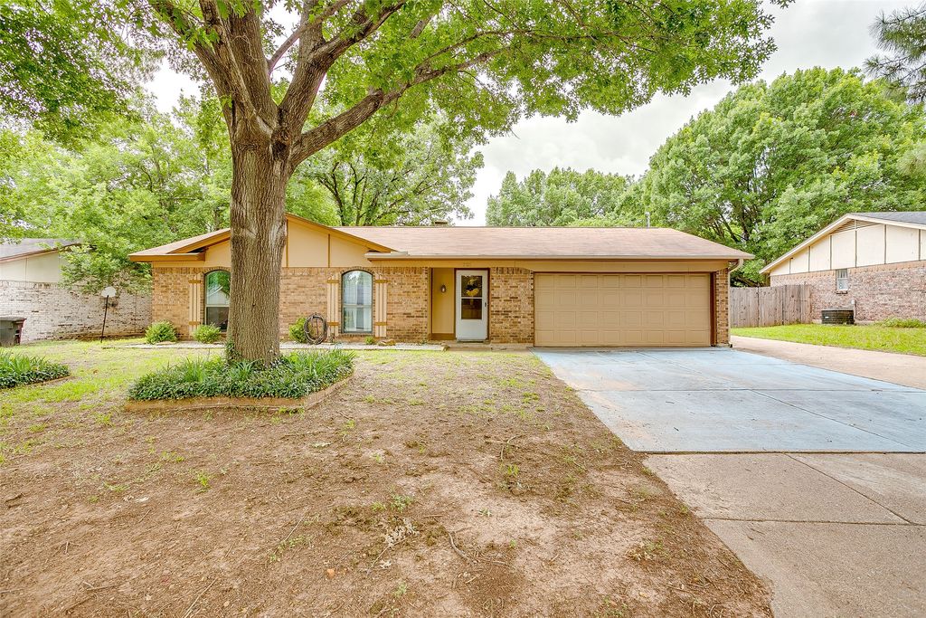 721 NW Wood Street, Burleson, TX 76028