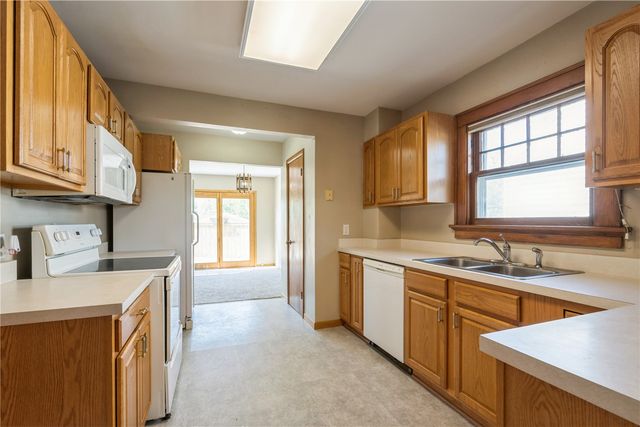 615 34th Street NE, Cedar Rapids, IA 52402