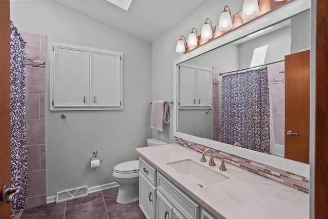 N77W15736 Crossway DRIVE, Menomonee Falls, WI 53051