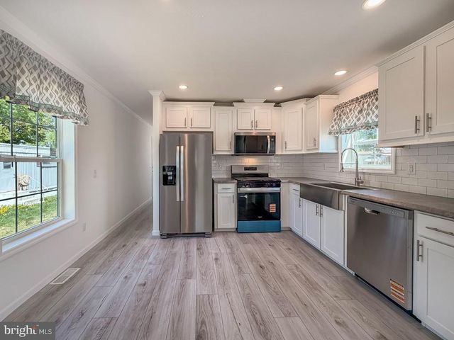 3201 CLAYSBURG DR, Morrisville, PA 19067