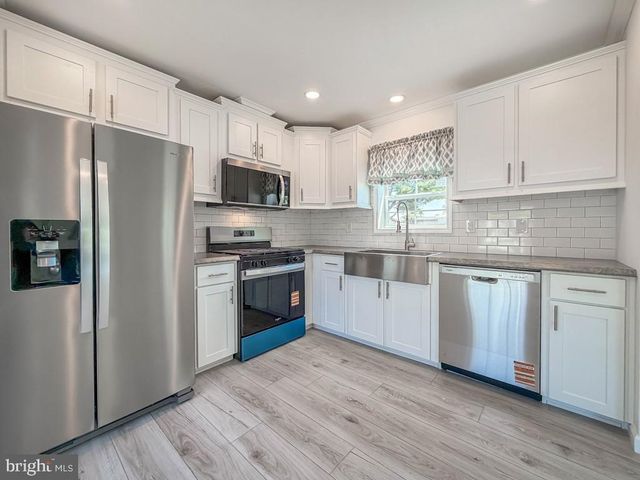 3201 CLAYSBURG DR, Morrisville, PA 19067