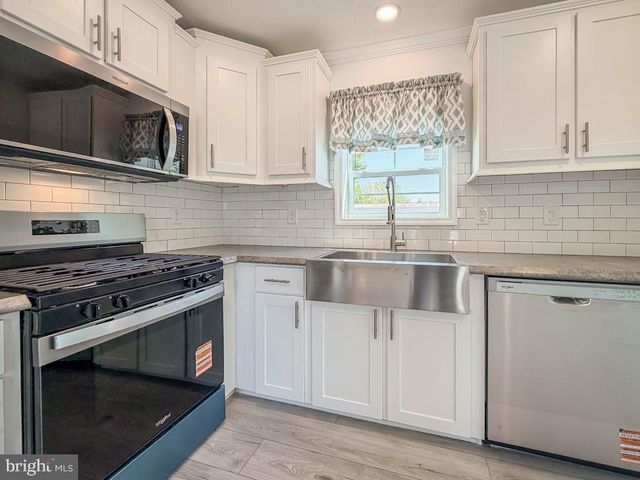 3201 CLAYSBURG DR, Morrisville, PA 19067
