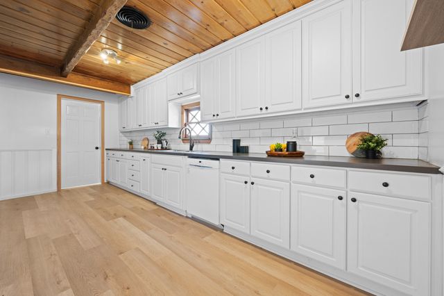 108 Hilltop Drive, Grandview, TX 76050