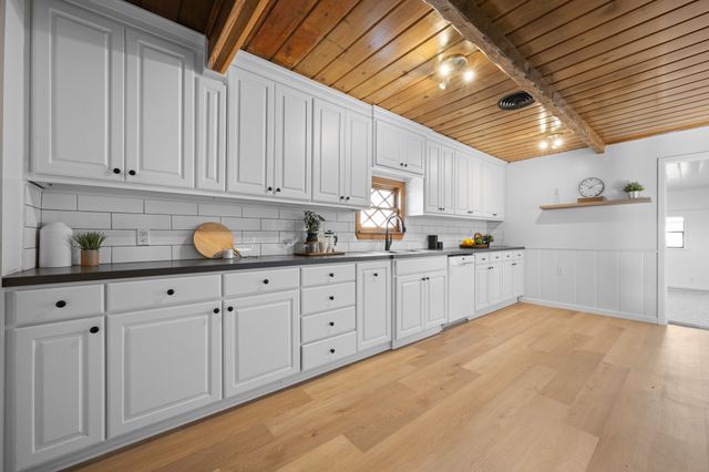 108 Hilltop Drive, Grandview, TX 76050