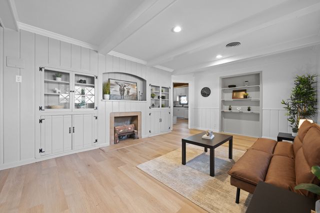 108 Hilltop Drive, Grandview, TX 76050